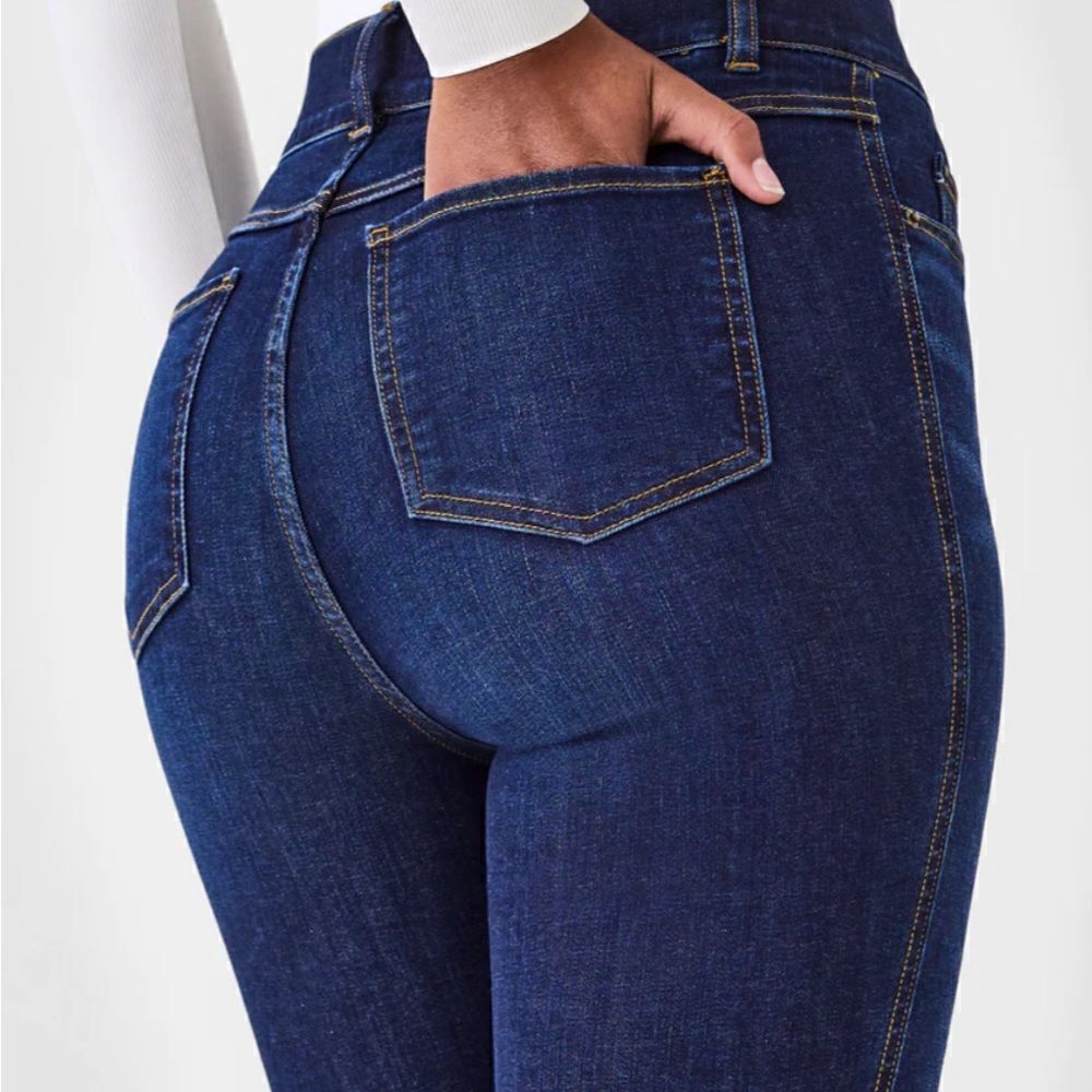 *30off3* NWOT. SPANX Flare Jeans. 
Designed with premium stretch denim. - Picture 4 of 5